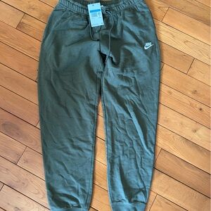Women’s Standard Fit Mid Rise Joggers